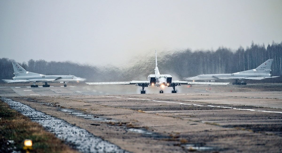 Ucrania ha confirmado oficialmente su participación en un nuevo ataque contra un aeródromo ruso que alberga bombarderos supersónicos Tu-22M3 con capacidad nuclear. Ucrania ha confirmado oficialmente su participación en un nuevo ataque contra un aeródromo ruso que alberga bombarderos supersónicos Tu-22M3 con capacidad nuclear.