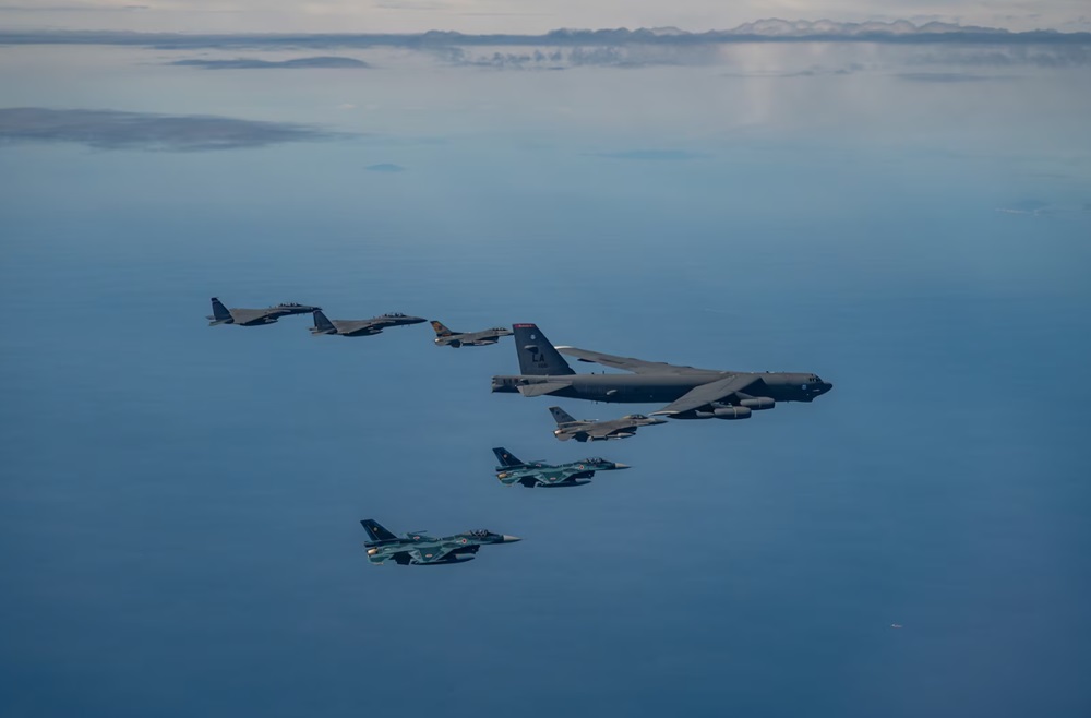 Estados Unidos, la República de Corea y Japón llevaron a cabo el primer ejercicio aéreo trilateral en el que participaron el B-52H Stratofortress, el F-16 Fighting Falcon, el F-15K Eagle y los F-2. Estados Unidos, la República de Corea y Japón llevaron a cabo el primer ejercicio aéreo trilateral en el que participaron el B-52H Stratofortress, el F-16 Fighting Falcon, el F-15K Eagle y los F-2.