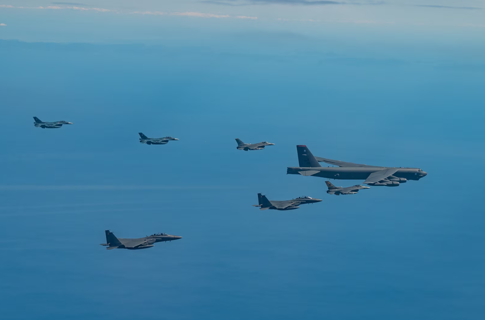 Estados Unidos, la República de Corea y Japón llevaron a cabo el primer ejercicio aéreo trilateral en el que participaron el B-52H Stratofortress, el F-16 Fighting Falcon, el F-15K Eagle y los F-2.-2 Estados Unidos, la República de Corea y Japón llevaron a cabo el primer ejercicio aéreo trilateral en el que participaron el B-52H Stratofortress, el F-16 Fighting Falcon, el F-15K Eagle y los F-2.-2