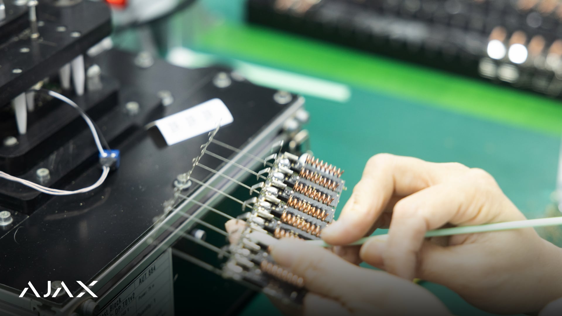 Especialistas de AJAX trabajando en la nueva planta en Vietnam