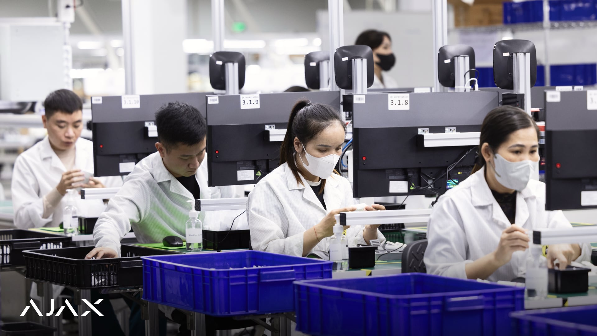 Empleados en la planta de AJAX Systems en Vietnam