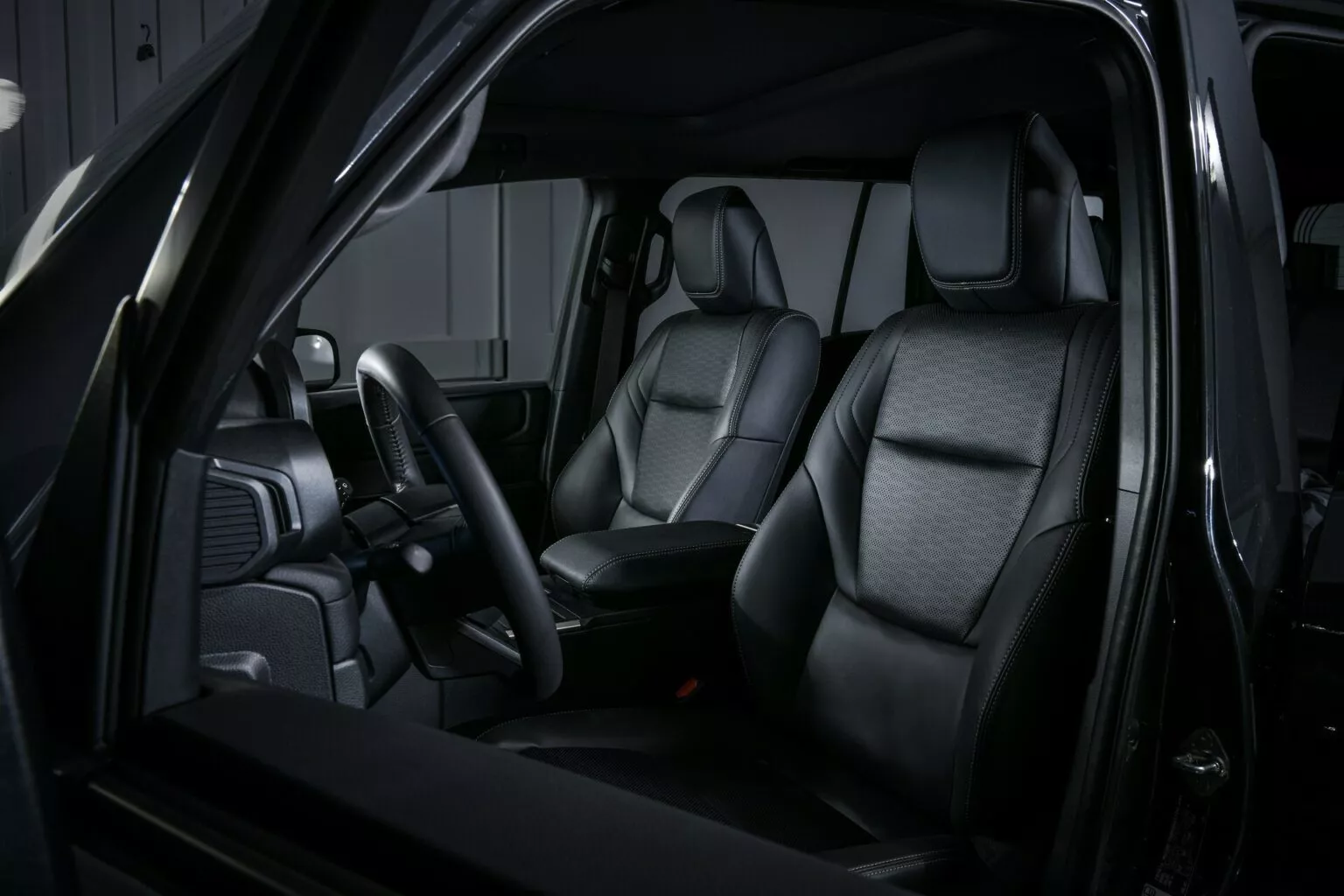 Toyota Land Cruiser 250 AT37 de perfil