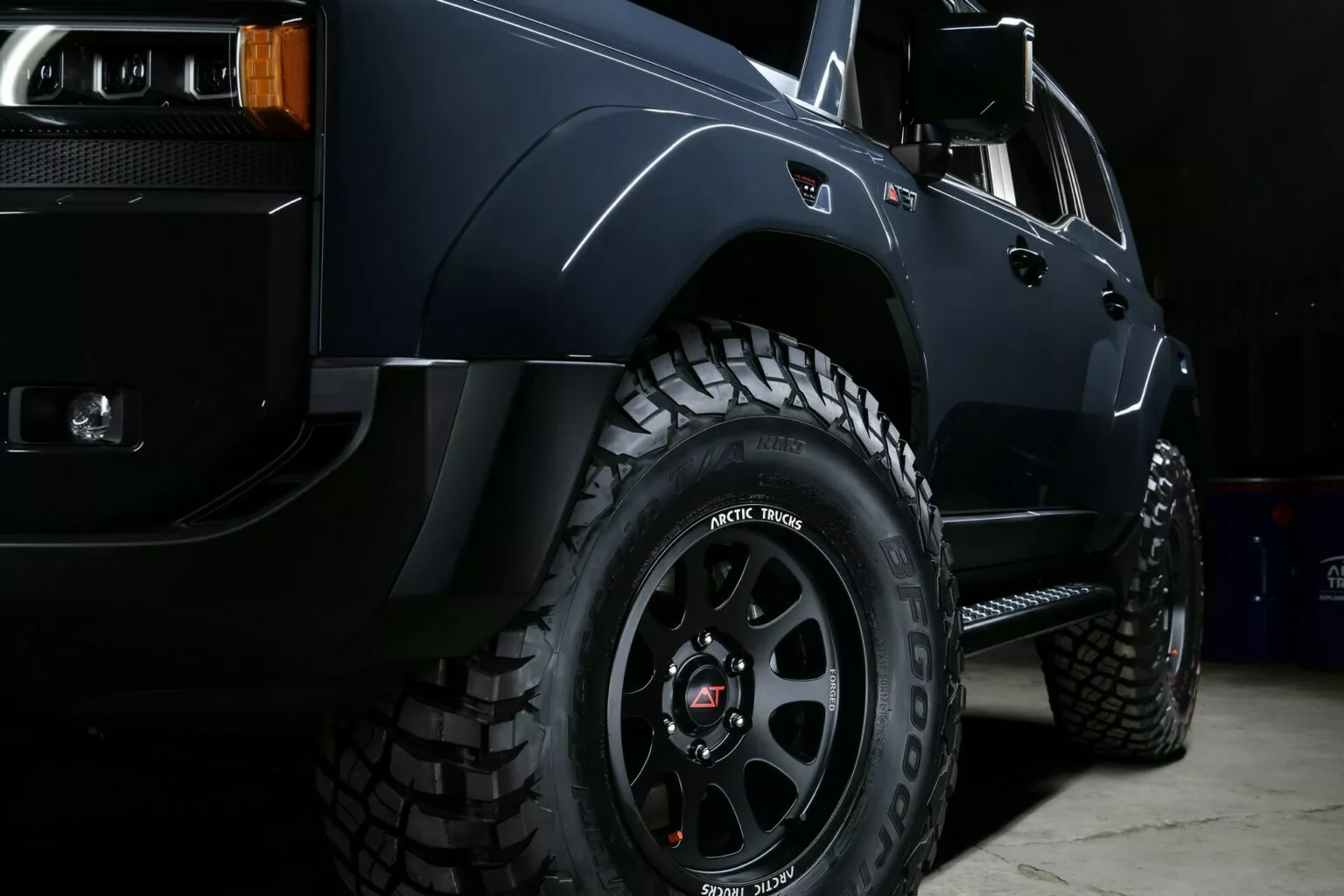 Toyota Land Cruiser 250 AT37 con carrocería ancha.