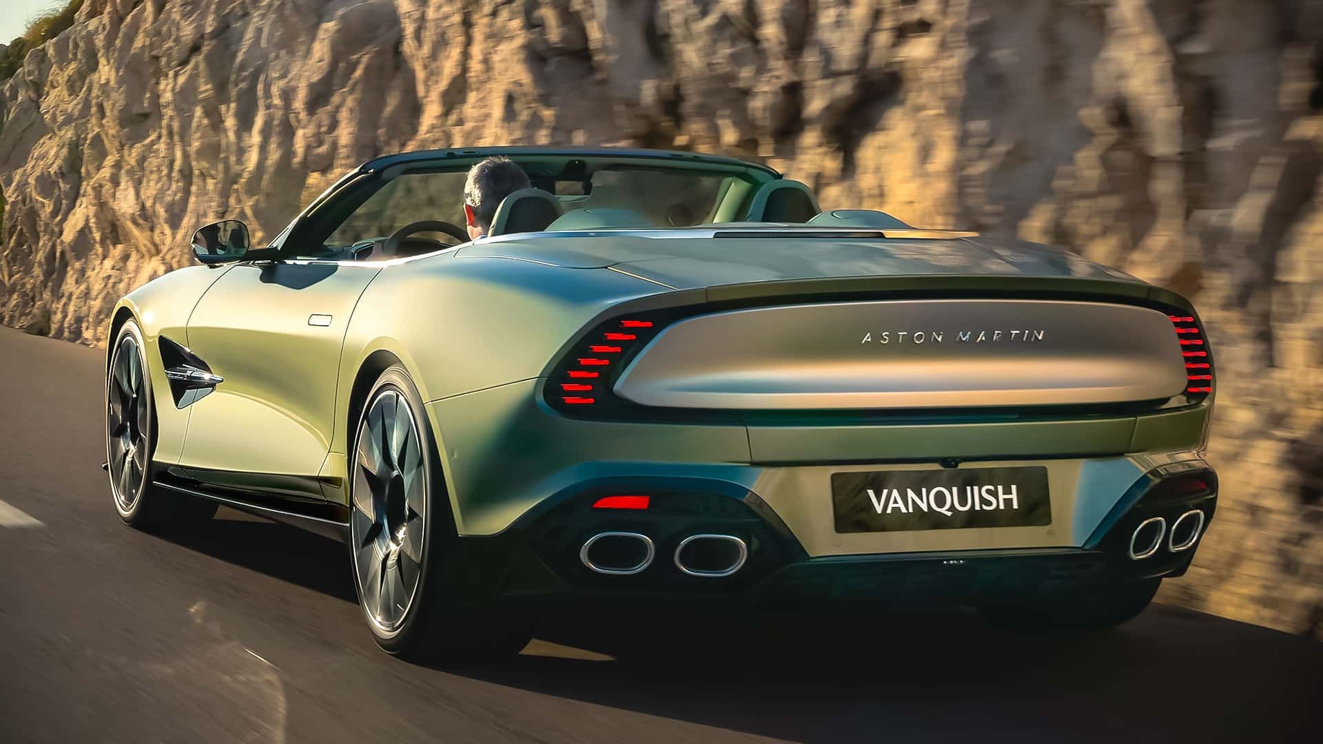 Aston Martin Vanquish Volante 2025.