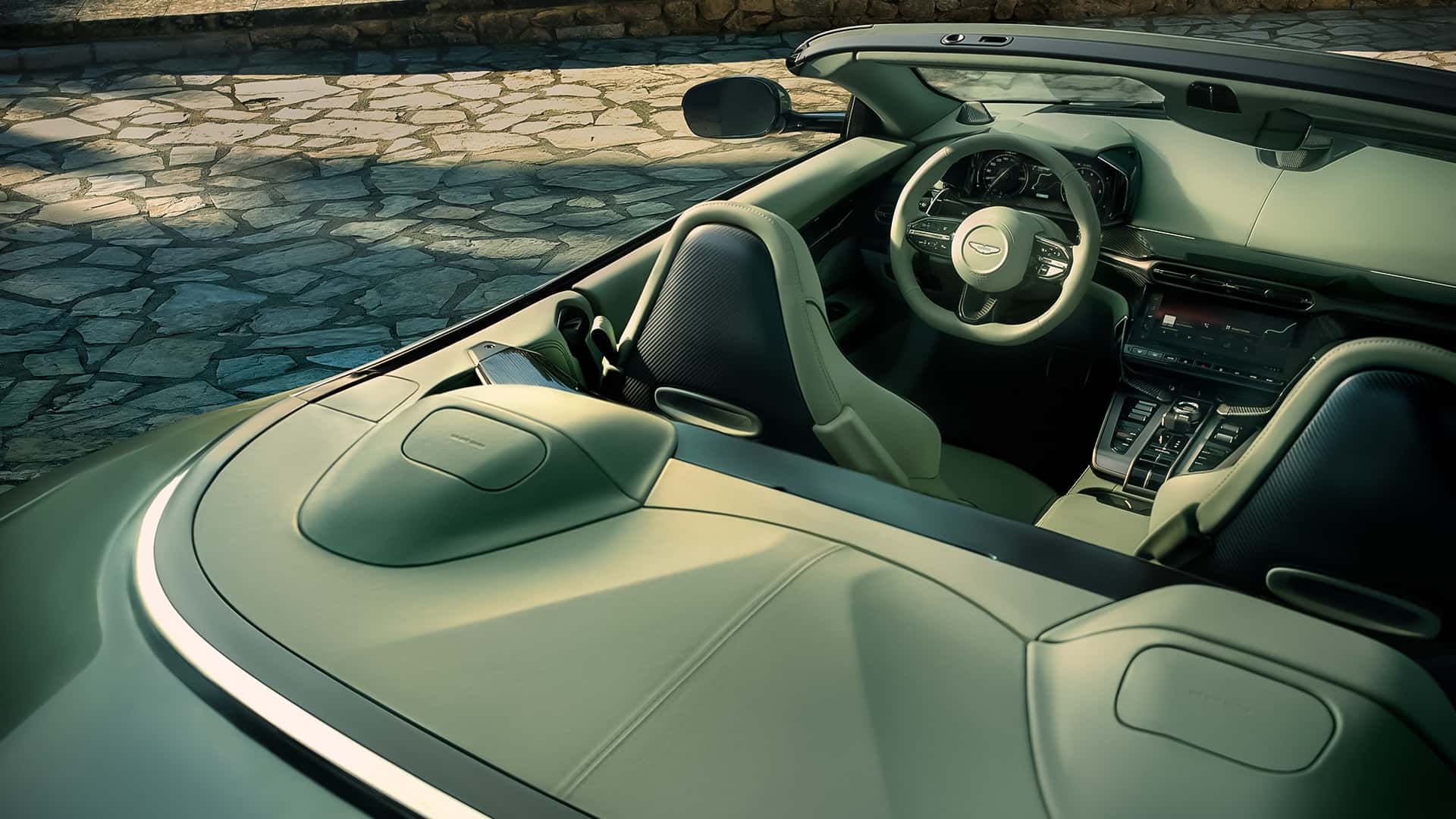 Aston Martin Vanquish Volante 2025.