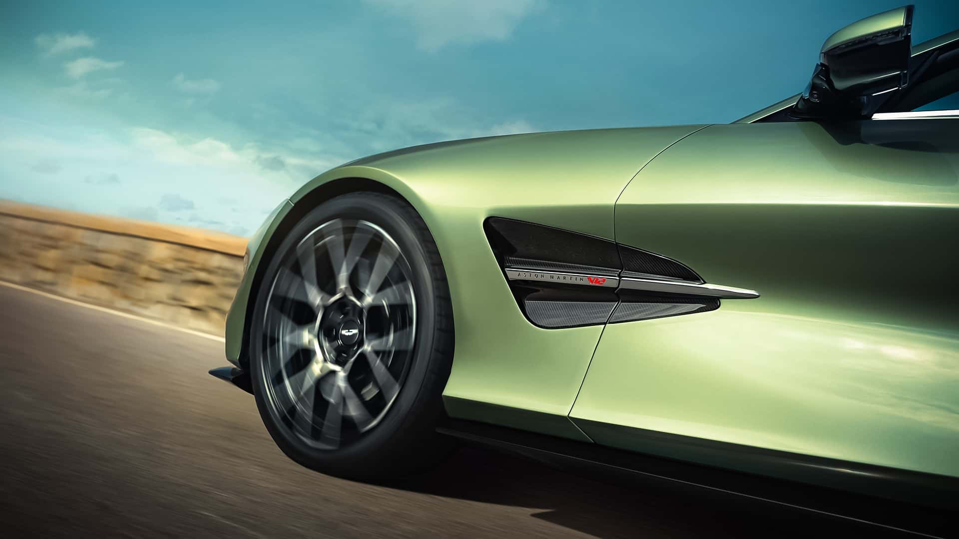 Aston Martin Vanquish Volante 2025.