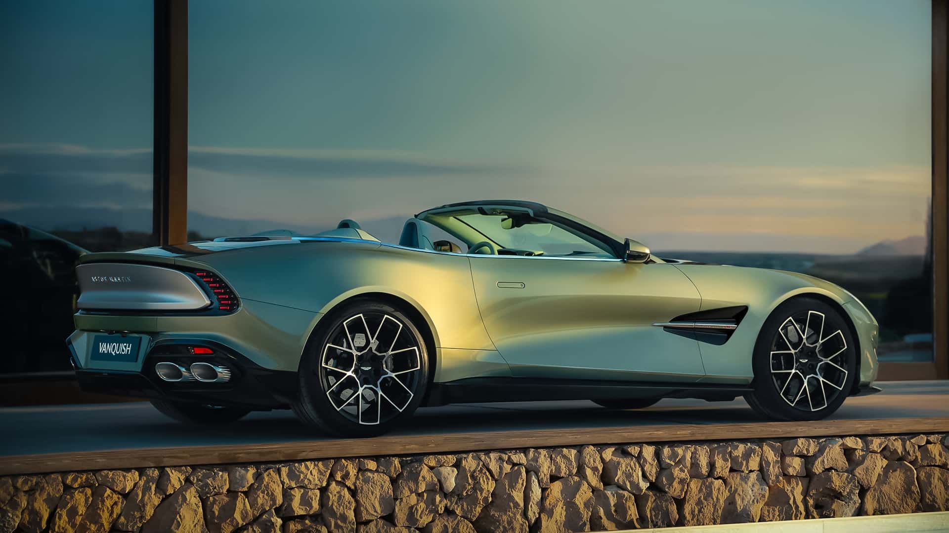 Aston Martin Vanquish Volante 2025.