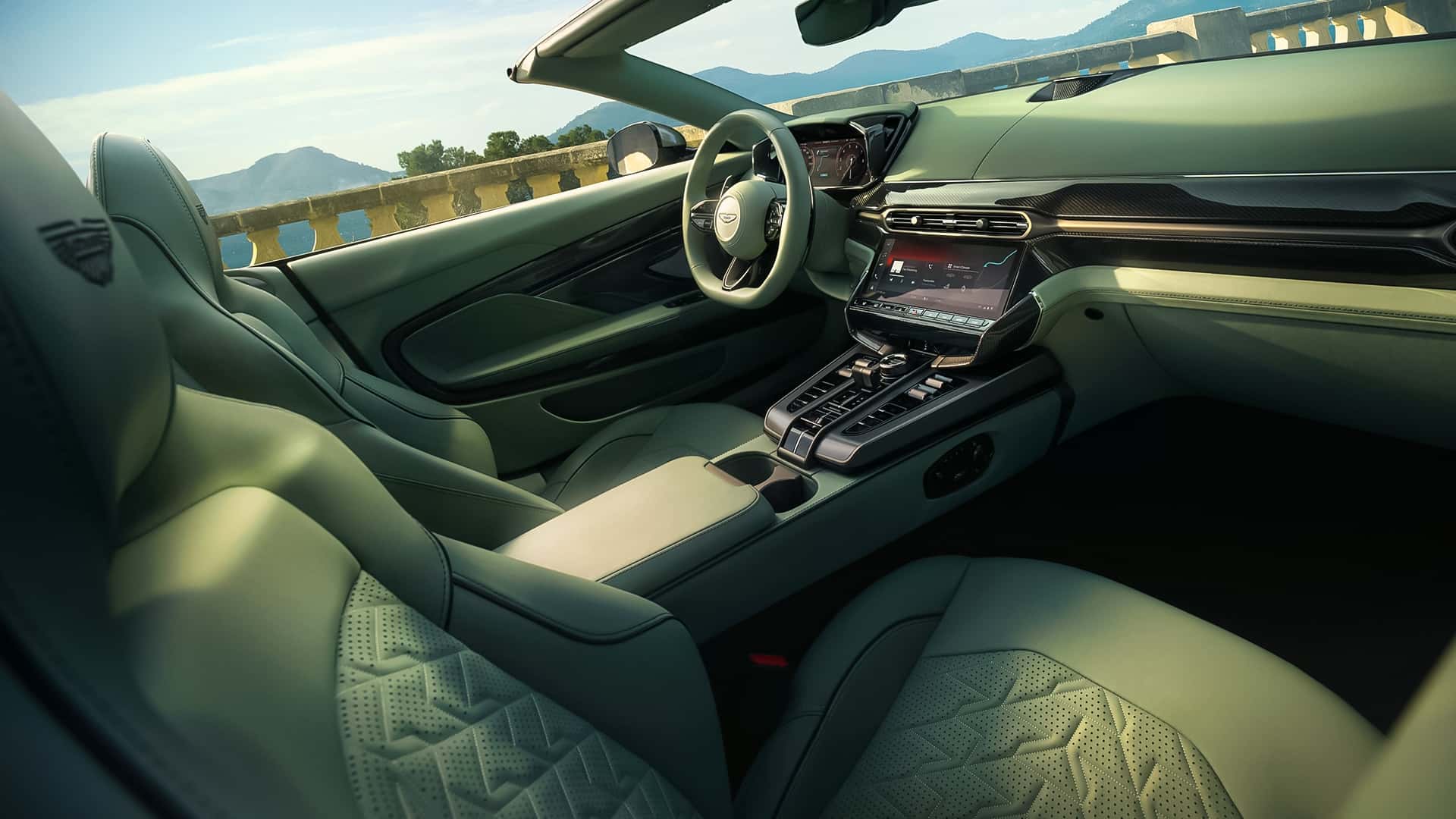 Aston Martin Vanquish Volante 2025.