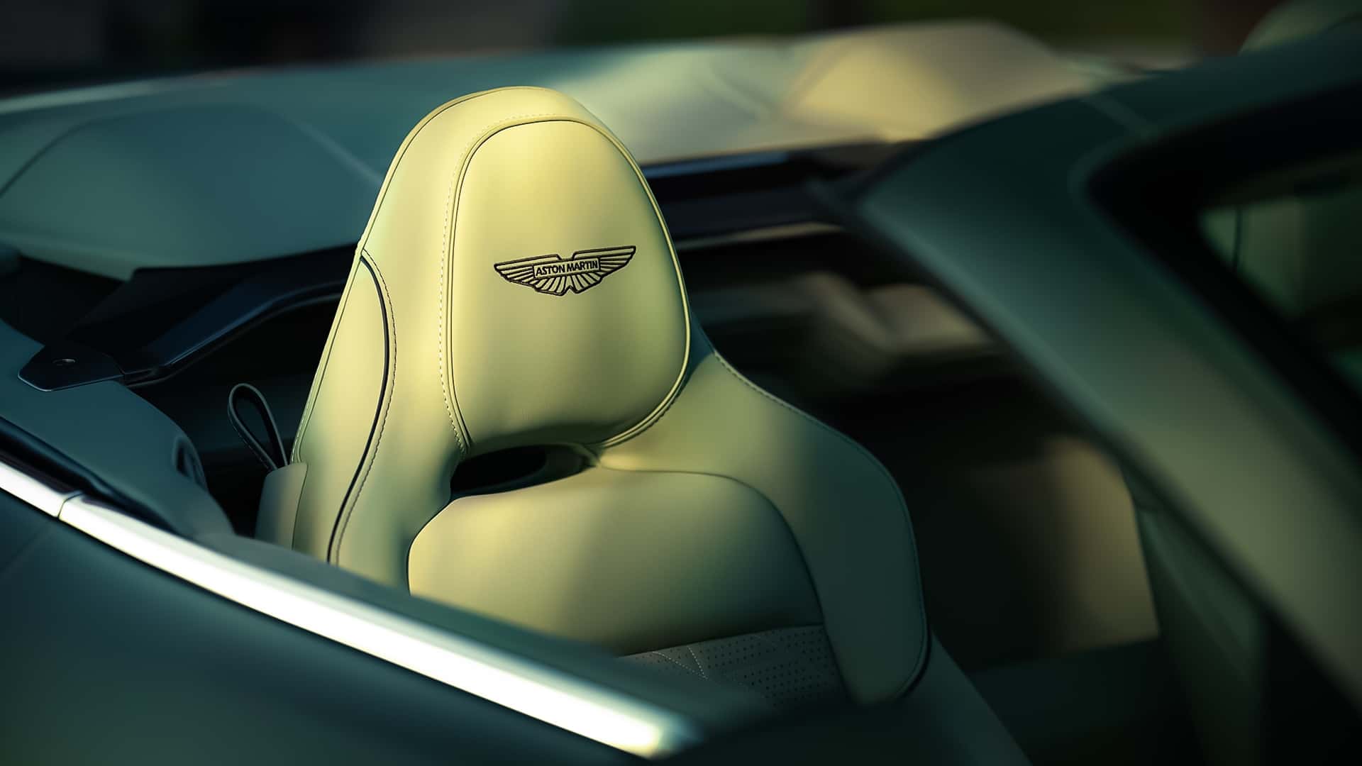 Aston Martin Vanquish Volante 2025.