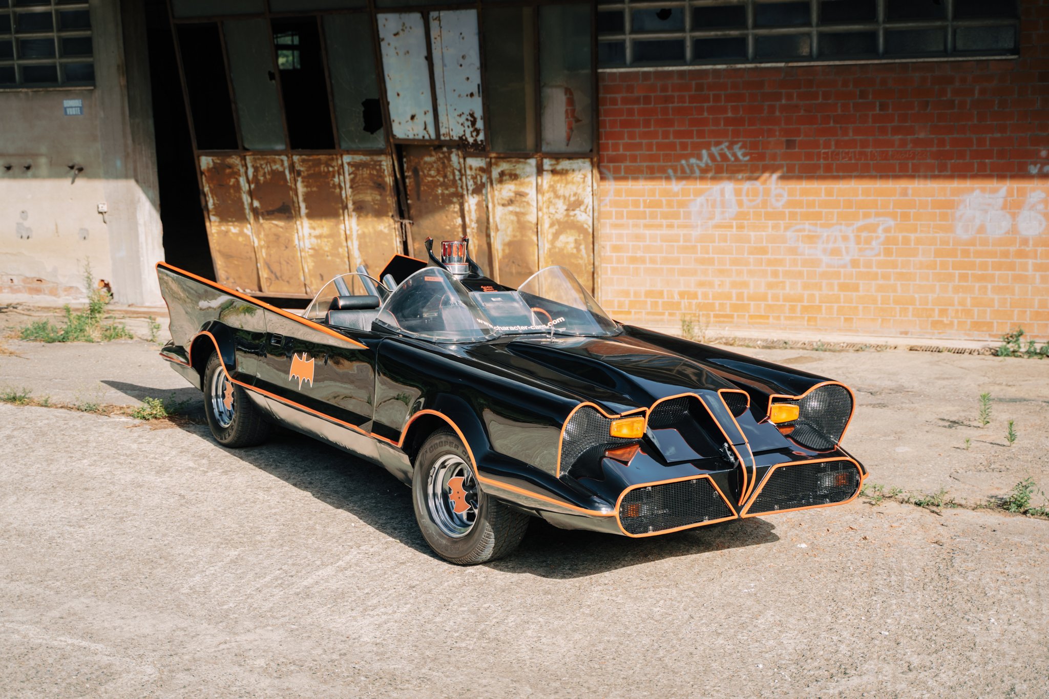Adam West fuera del Batmobile Adam West fuera del Batmobile