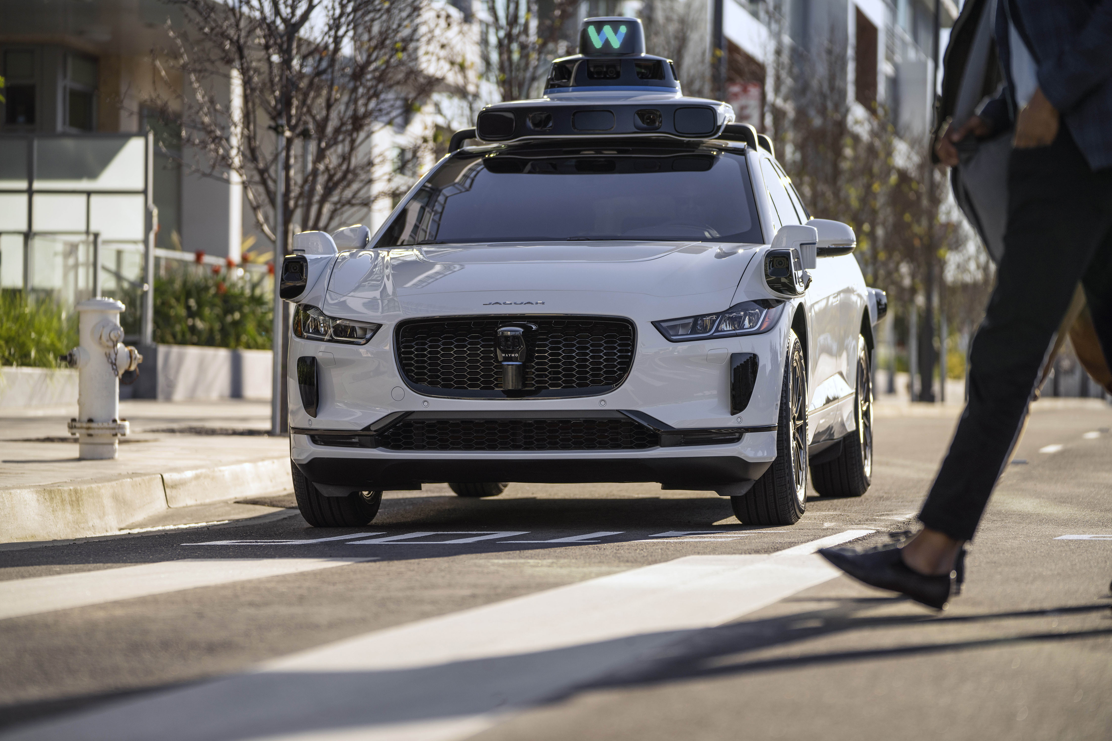 Siete robots taxi de Waymo bloquearon el tráfico en un intercambiador de autopistas en San Francisco Siete robots taxi de Waymo bloquearon el tráfico en un intercambiador de autopistas en San Francisco