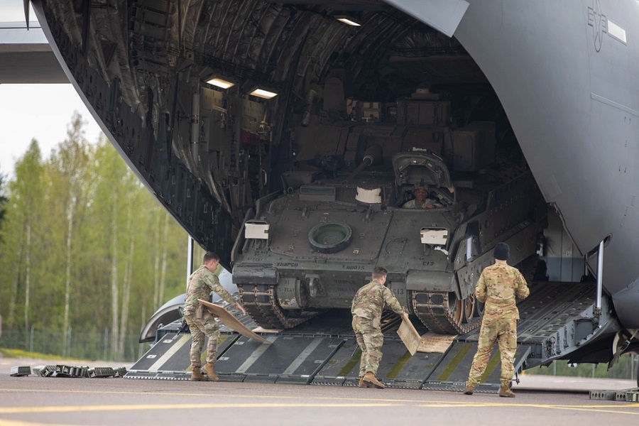 Descarga de Bradley en Estonia. Ilustración: Ejército de EE. UU.