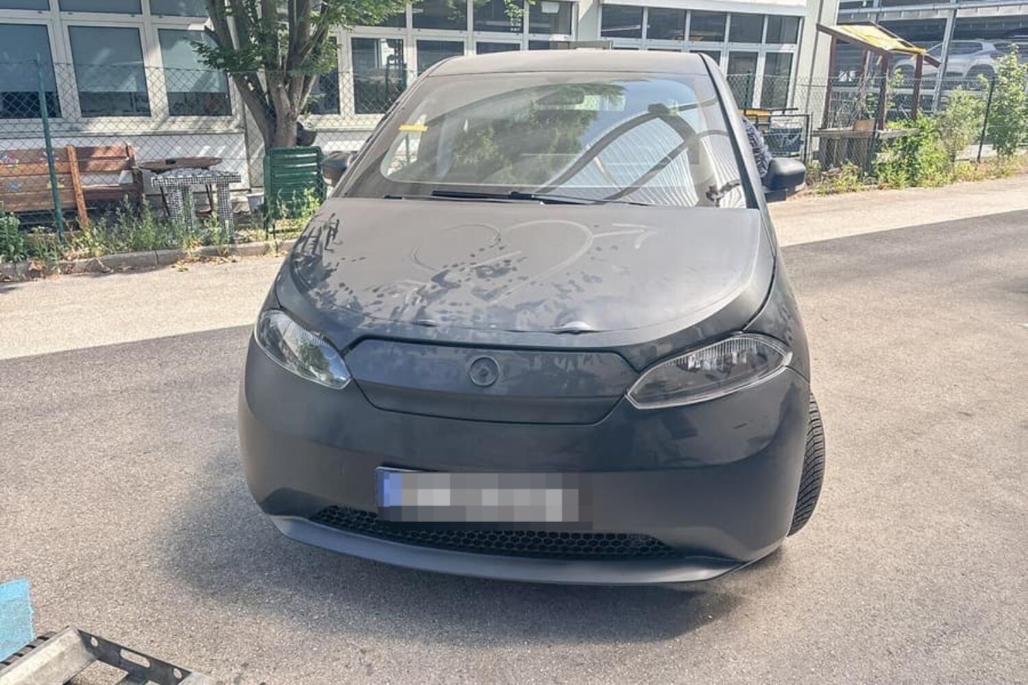 Muestra camuflada de un coche eléctrico Muestra camuflada de un coche eléctrico