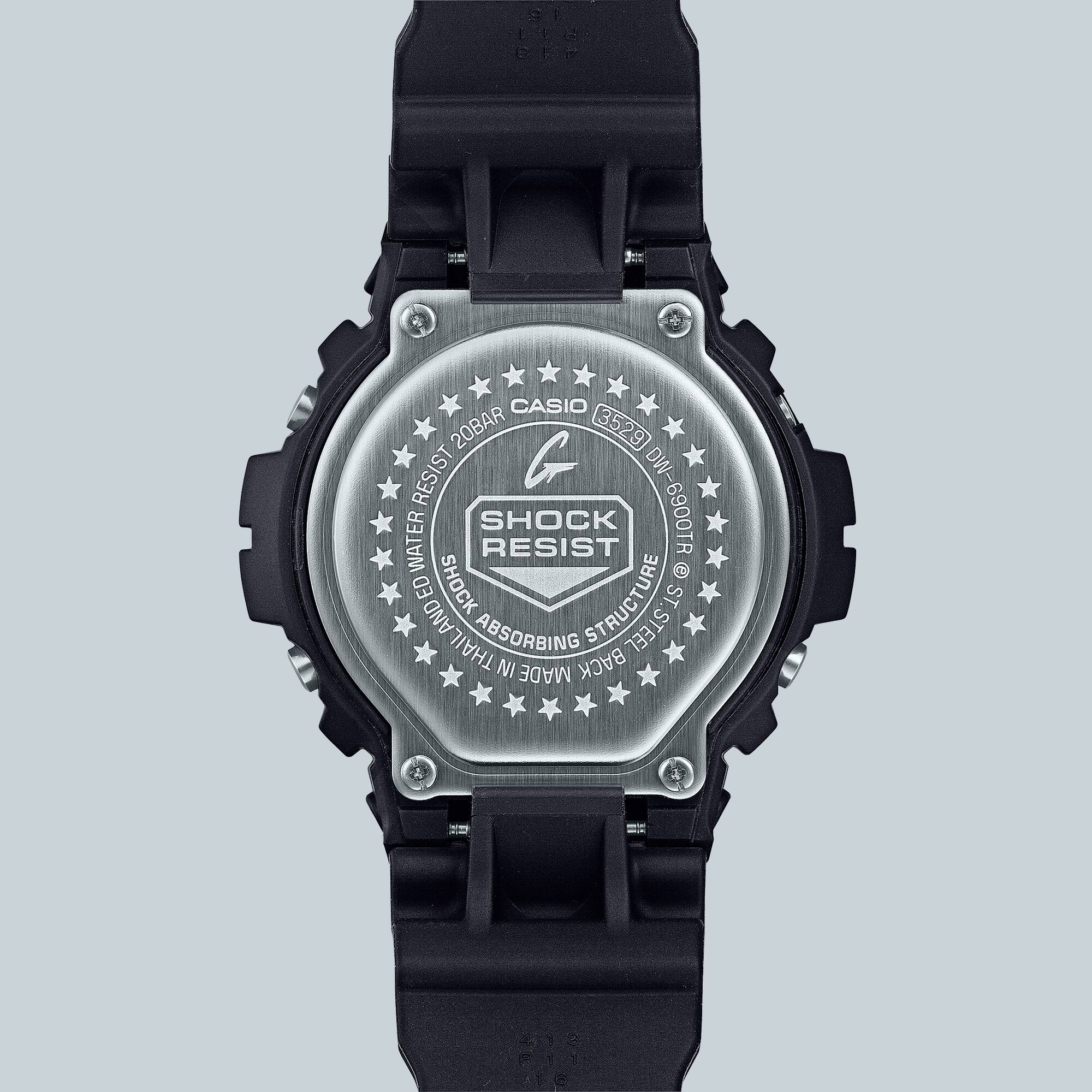 La parte trasera del reloj Casio G-Shock DW-6900TR con el logotipo Shock Resist La parte trasera del reloj Casio G-Shock DW-6900TR con el logotipo Shock Resist