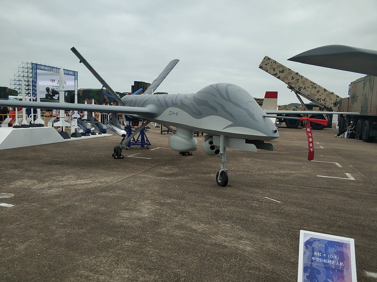 China ha presentado el dron de ataque KVD002 KVD002 con misiles AR-1 basado en el popular dron CH-4, que copia al MQ-9 Reaper China ha presentado el dron de ataque KVD002 KVD002 con misiles AR-1 basado en el popular dron CH-4, que copia al MQ-9 Reaper