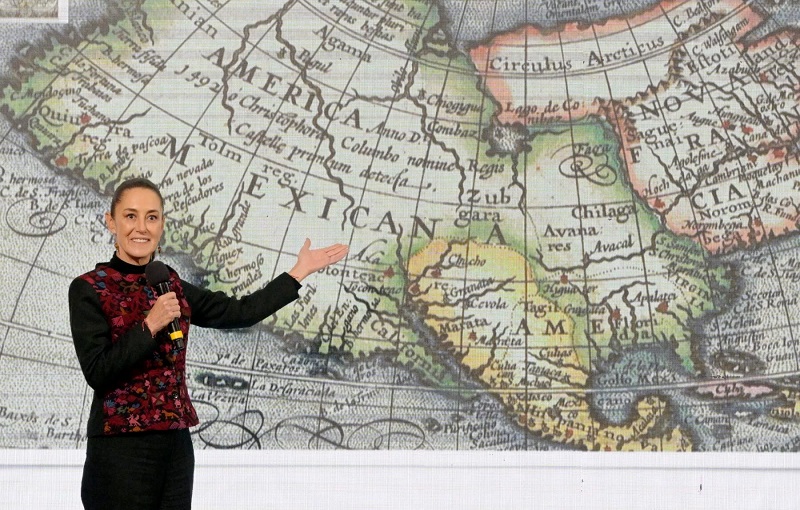 Claudia Sheinbaum con un mapa histórico de México Claudia Sheinbaum con un mapa histórico de México