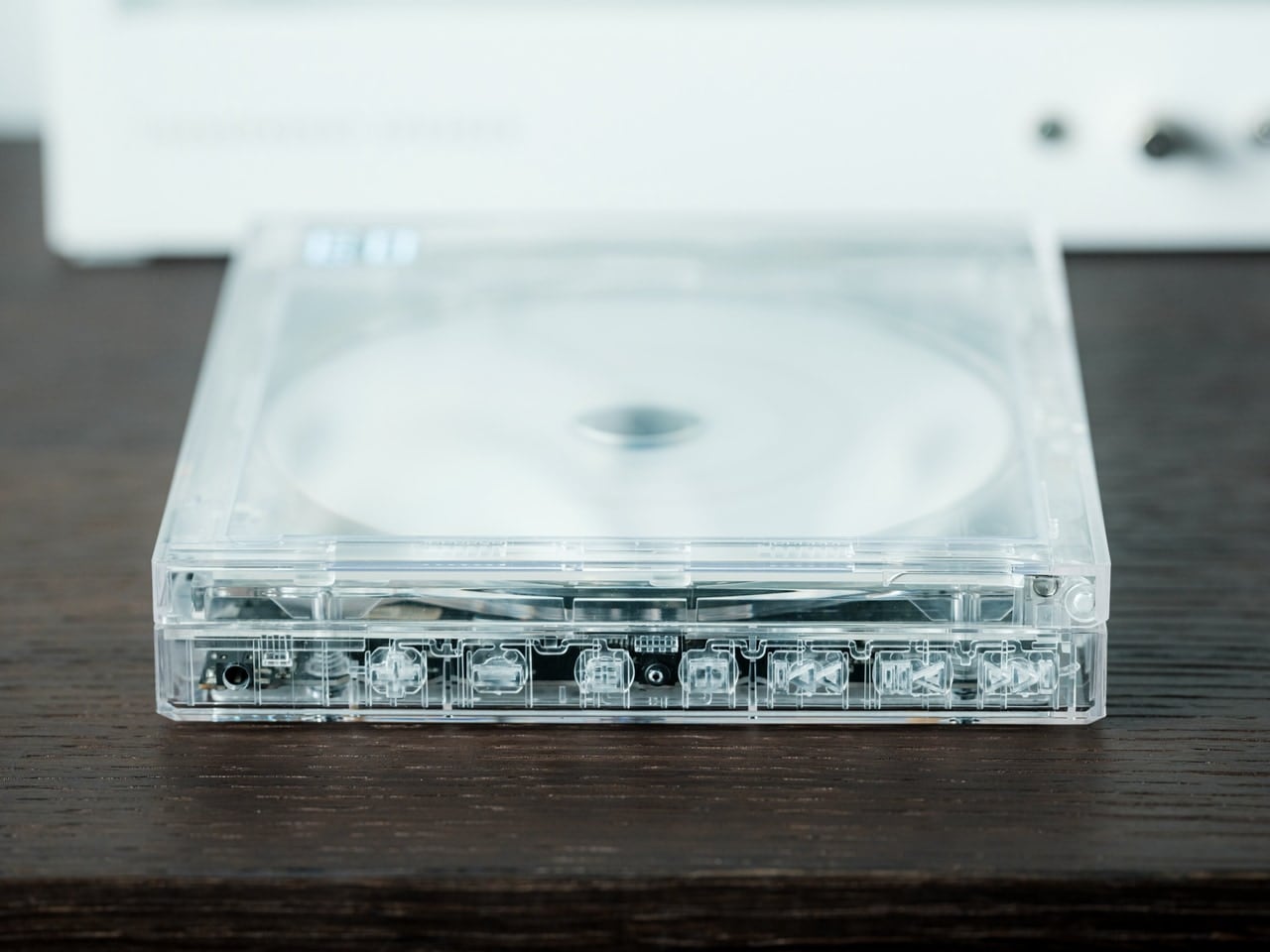 Reproductor de CD ClearFrame sobre el fondo de la portada del álbum