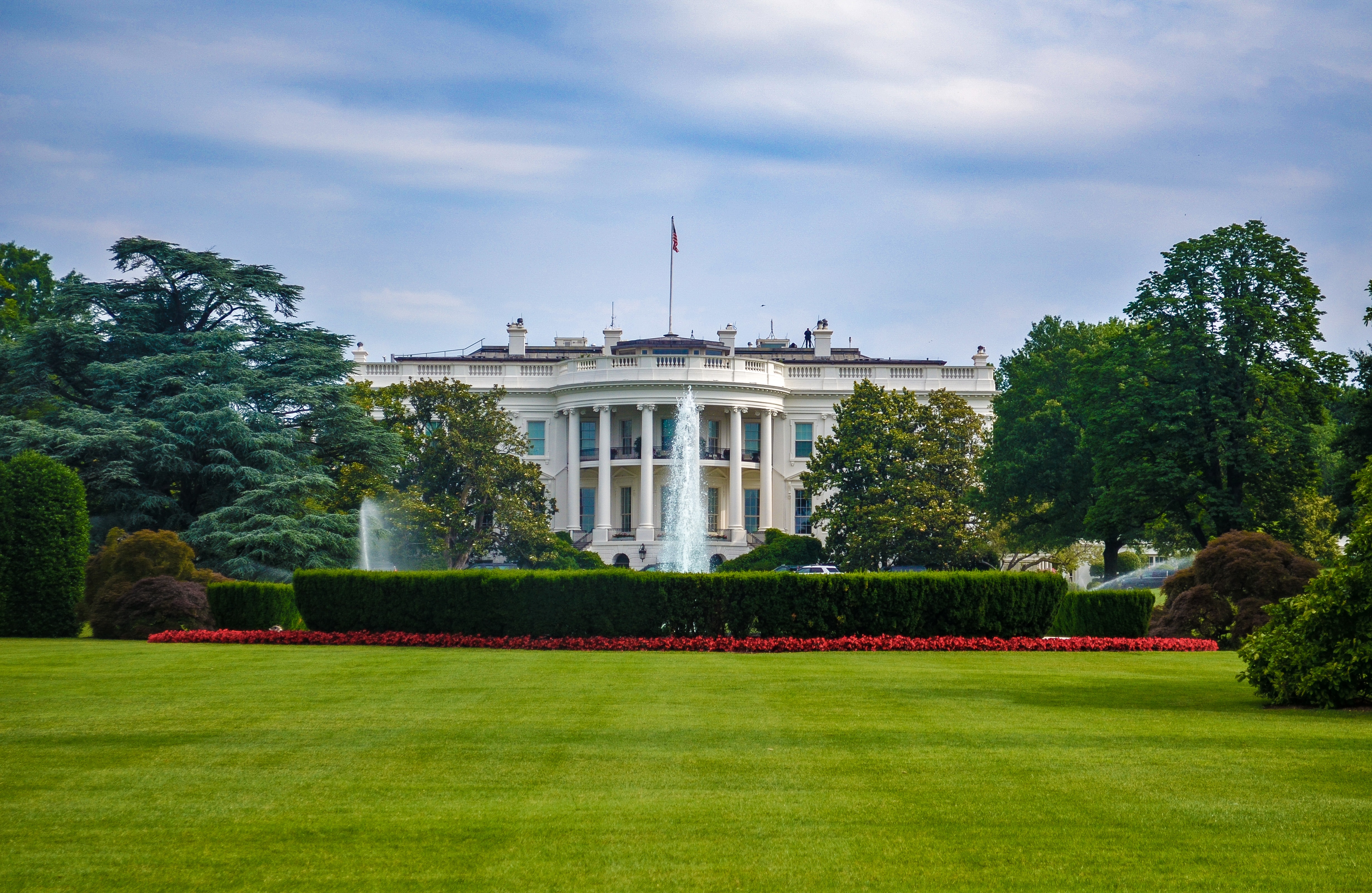 Biden firma una orden ejecutiva sobre normas para la IA generativa, que exige a las agencias federales la elaboración de directrices de seguridad Biden firma una orden ejecutiva sobre normas para la IA generativa, que exige a las agencias federales la elaboración de directrices de seguridad