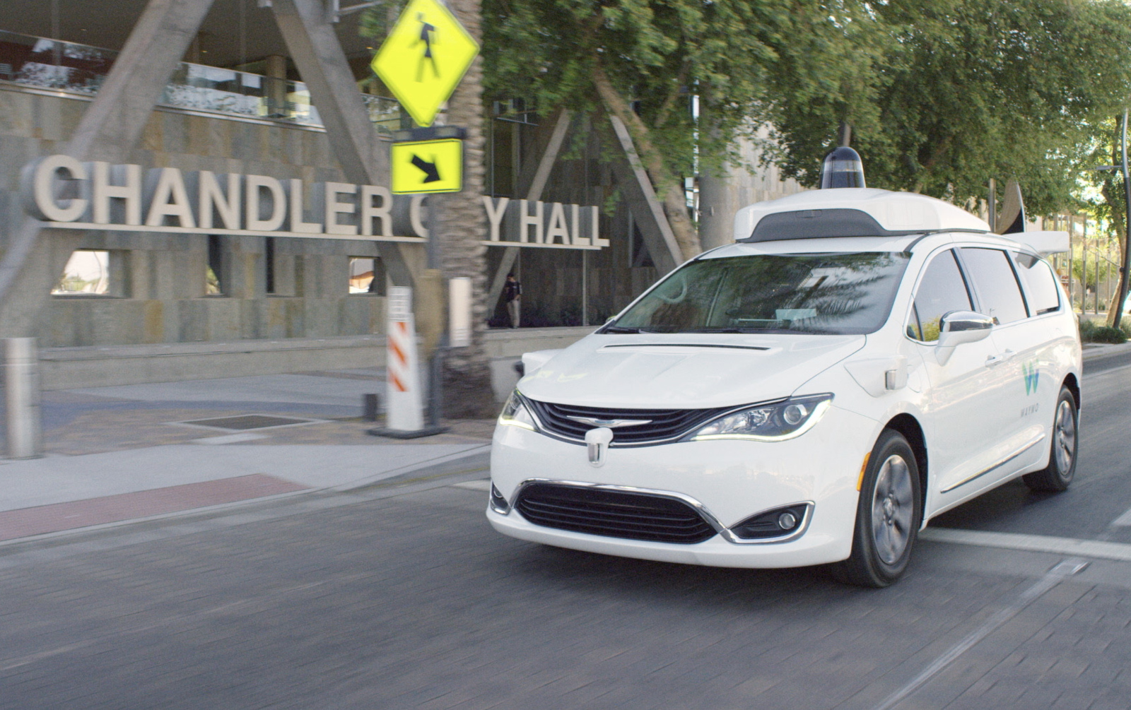Los taxis robot de Waymo han empezado a repartir Uber Eats en Phoenix Los taxis robot de Waymo han empezado a repartir Uber Eats en Phoenix