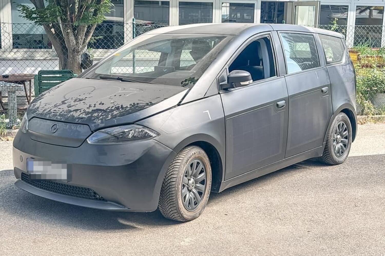 El coche eléctrico Sono en acción El coche eléctrico Sono en acción