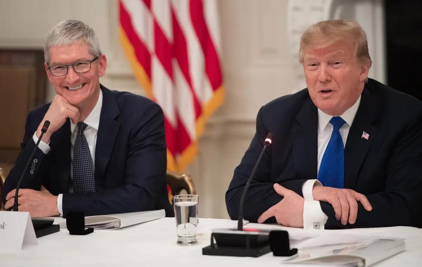 Donald Trump y Tim Cook. Ilustración: Saul Loeb/AFP/Getty Images Donald Trump y Tim Cook en el Foro Económico Mundial