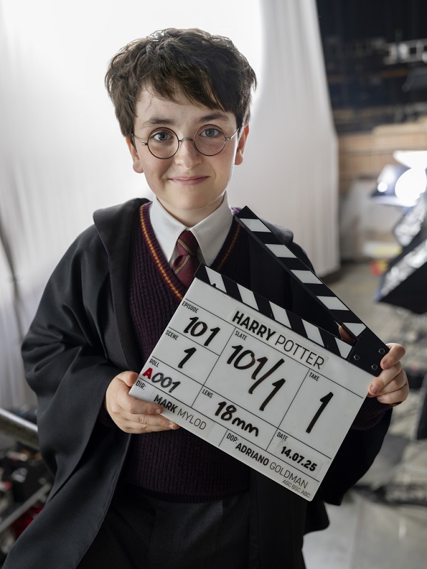 Dominic McLaughlin como Harry Potter.