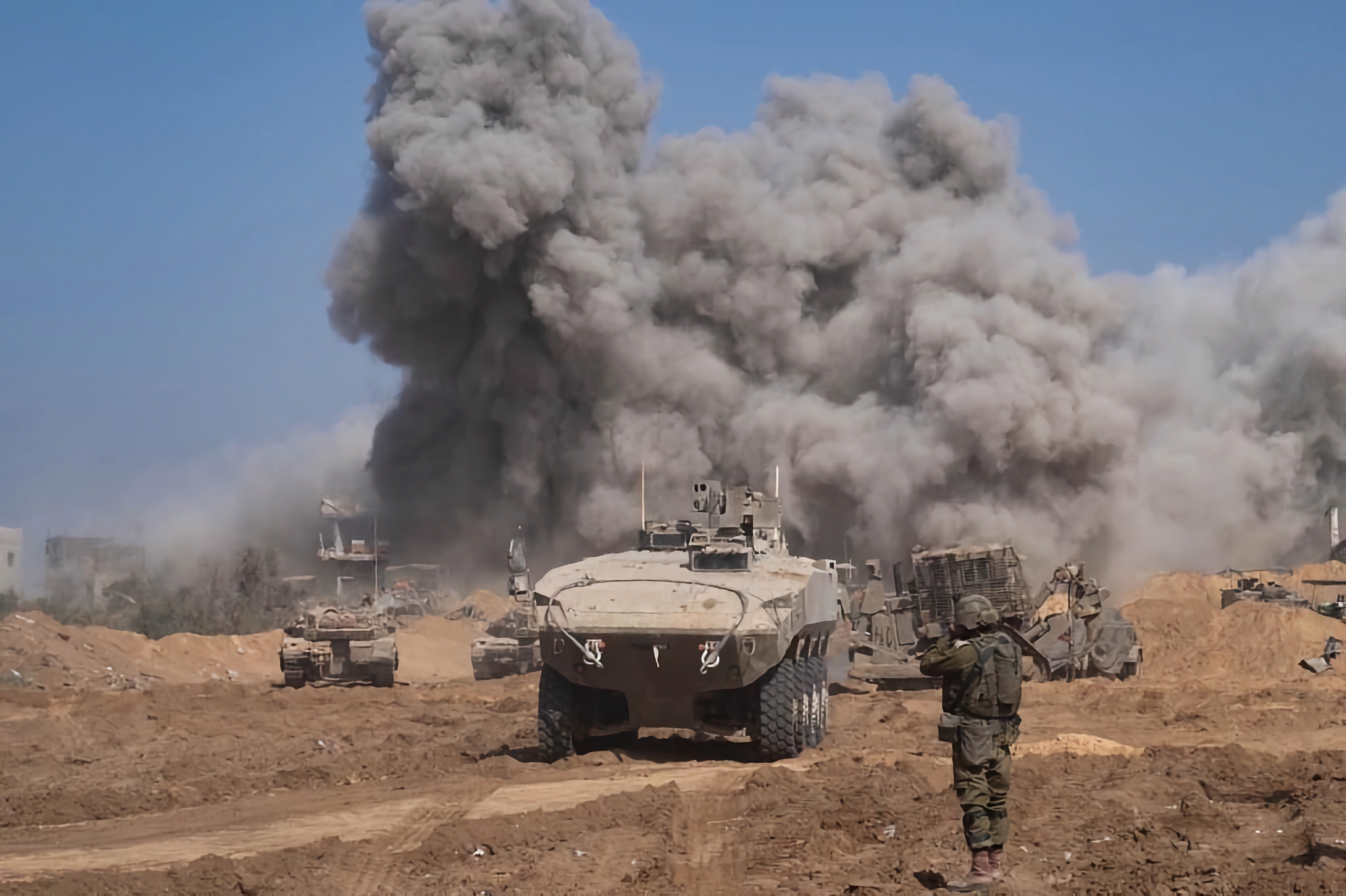 El ejército israelí utiliza nuevos APC Eitan contra terroristas de Hamás en la Franja de Gaza