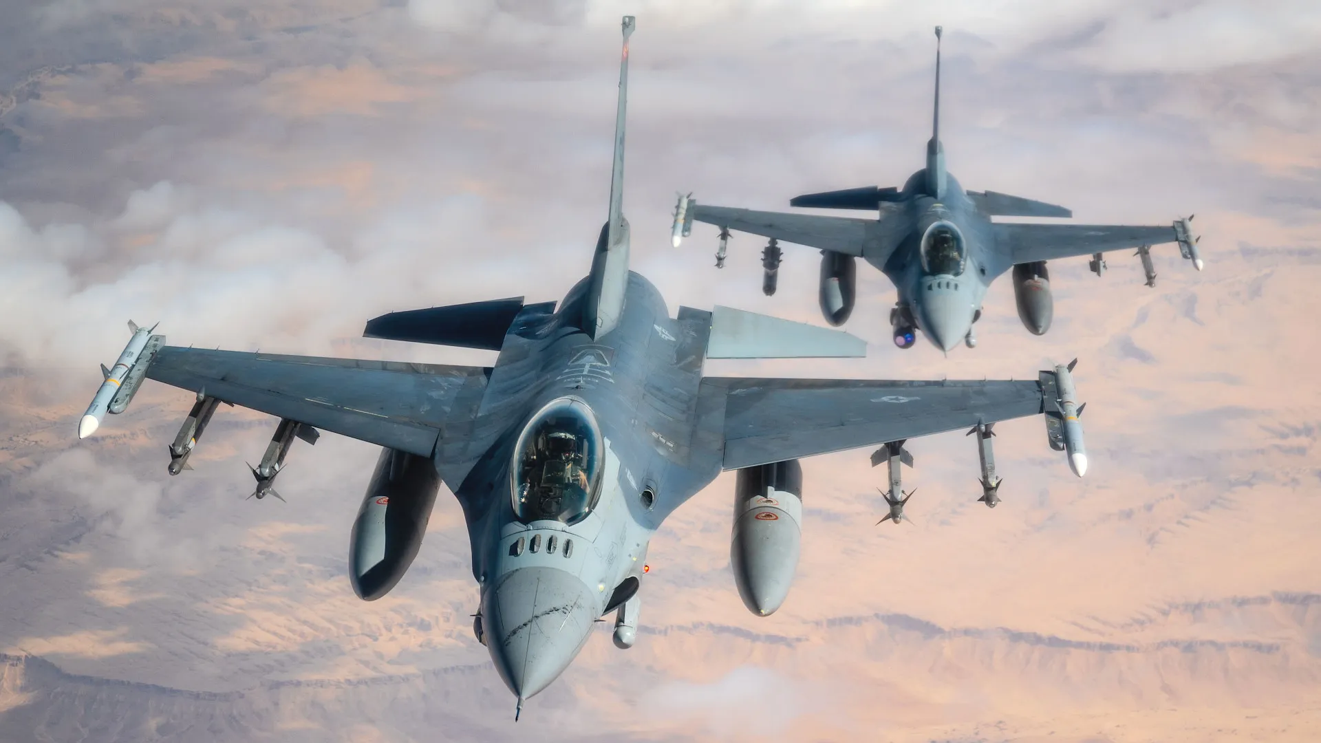 Avión de combate F-16 con misiles APKWS II Avión de combate F-16 con misiles APKWS II