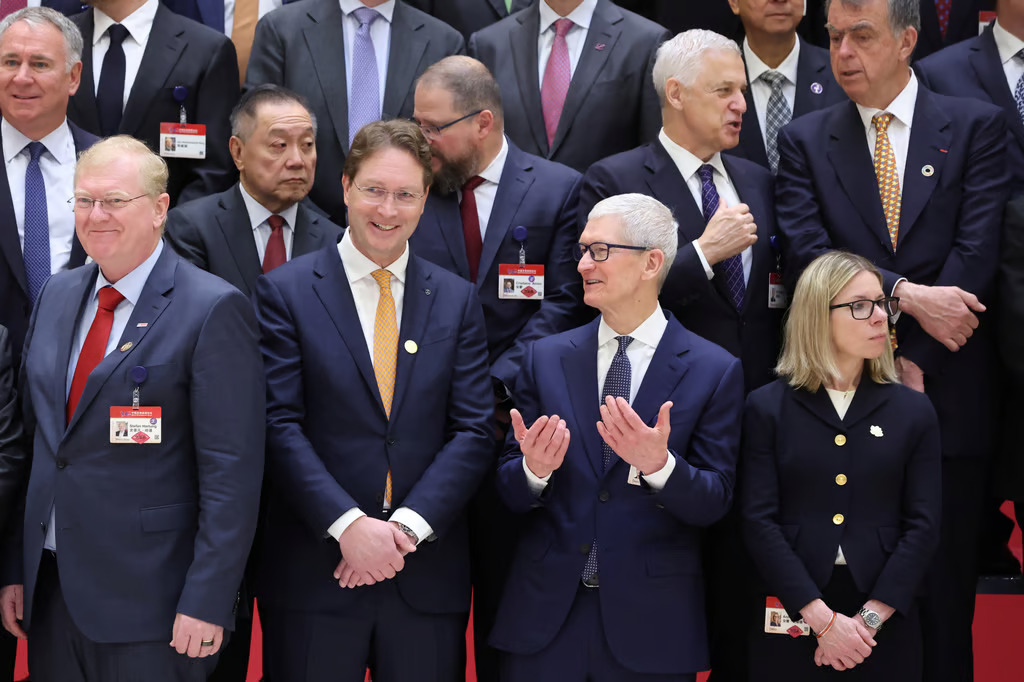 Tim Cook habla con otros participantes antes de la ceremonia de apertura del Foro de Desarrollo de China en Pekín.