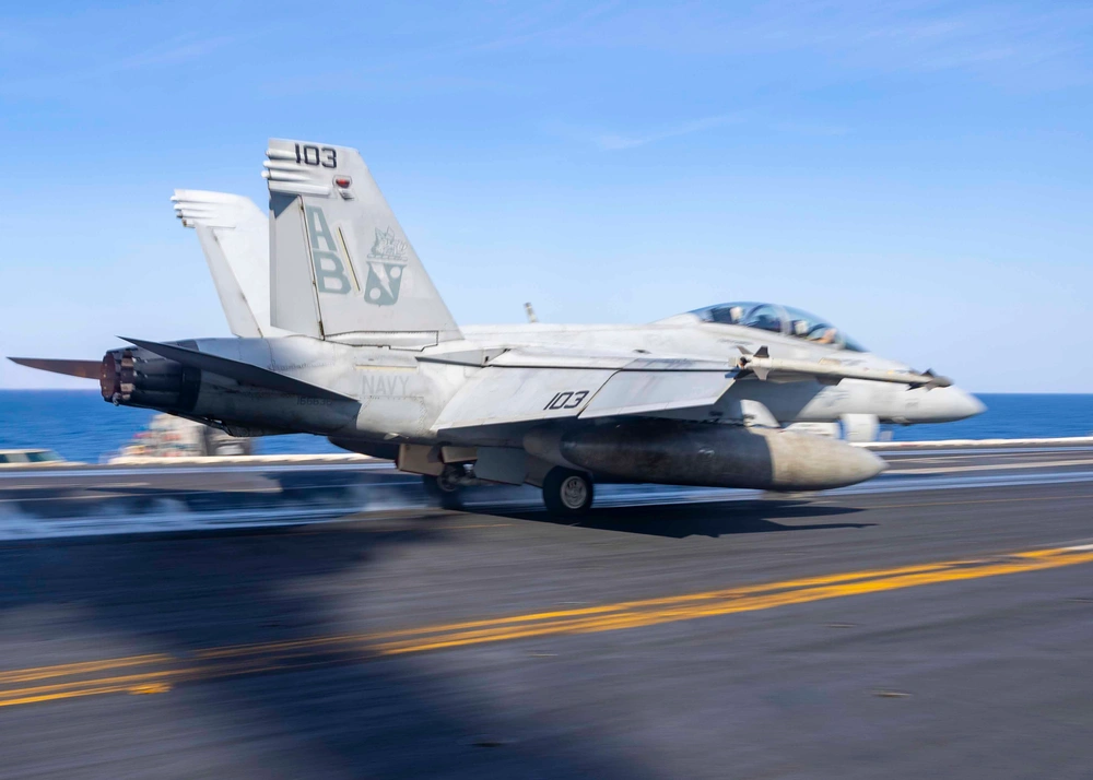 Un caza F/A-18F Super Hornet despega del portaaviones USS Harry S. Truman