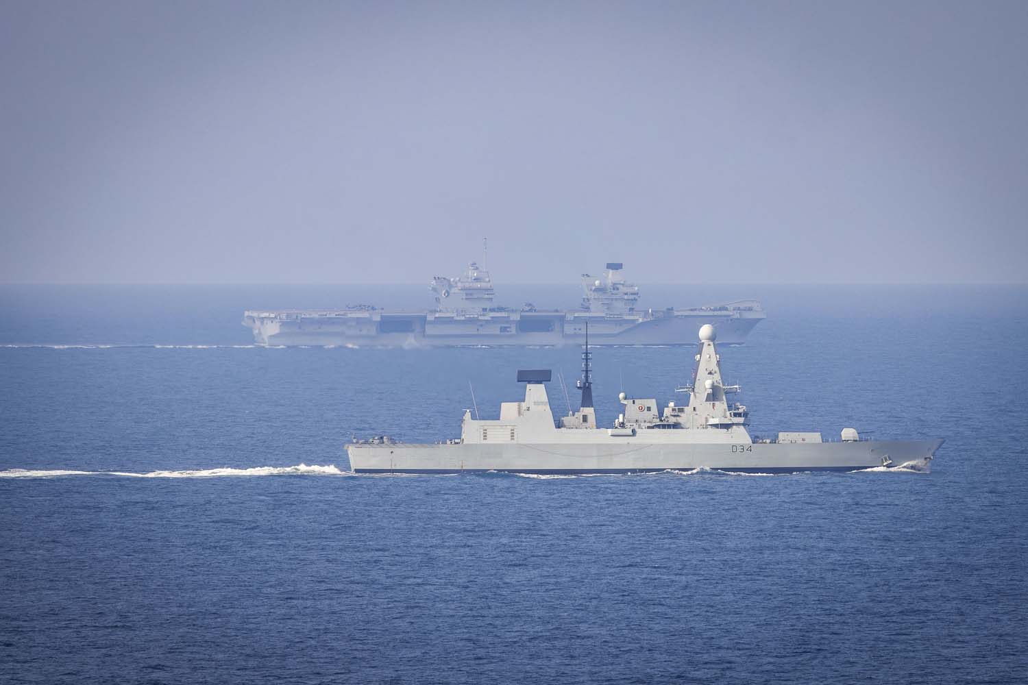 El portaaviones insignia HMS Queen Elizabeth, que transporta cazas de quinta generación F-35 Lightning II, llevó a cabo con éxito una serie de misiones de ataque simuladas frente a las costas de Noruega. El portaaviones insignia HMS Queen Elizabeth, que transporta cazas de quinta generación F-35 Lightning II, llevó a cabo con éxito una serie de misiones de ataque simuladas frente a las costas de Noruega.