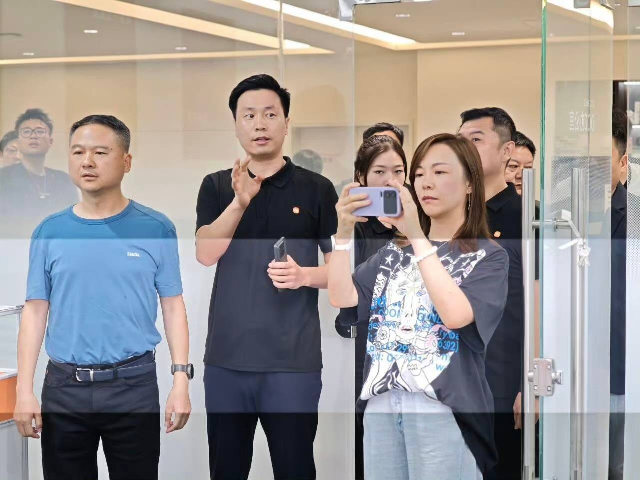 Han aparecido en la web fotos de alta calidad del Xiaomi 16 Pro Max - ¿regresará la segunda pantalla? Xiaomi 16 Pro Max display