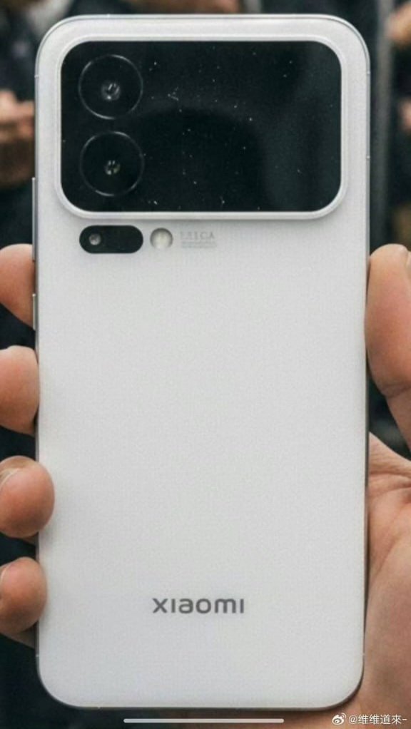 Han aparecido en la web fotos de alta calidad del Xiaomi 16 Pro Max - ¿regresará la segunda pantalla?-3 The back of the Xiaomi 16 Pro Max
