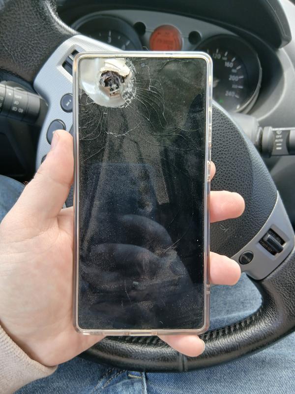 Foto del Galaxy S25 Ultra con la pantalla perforada por una bala. Ilustración: Samsung