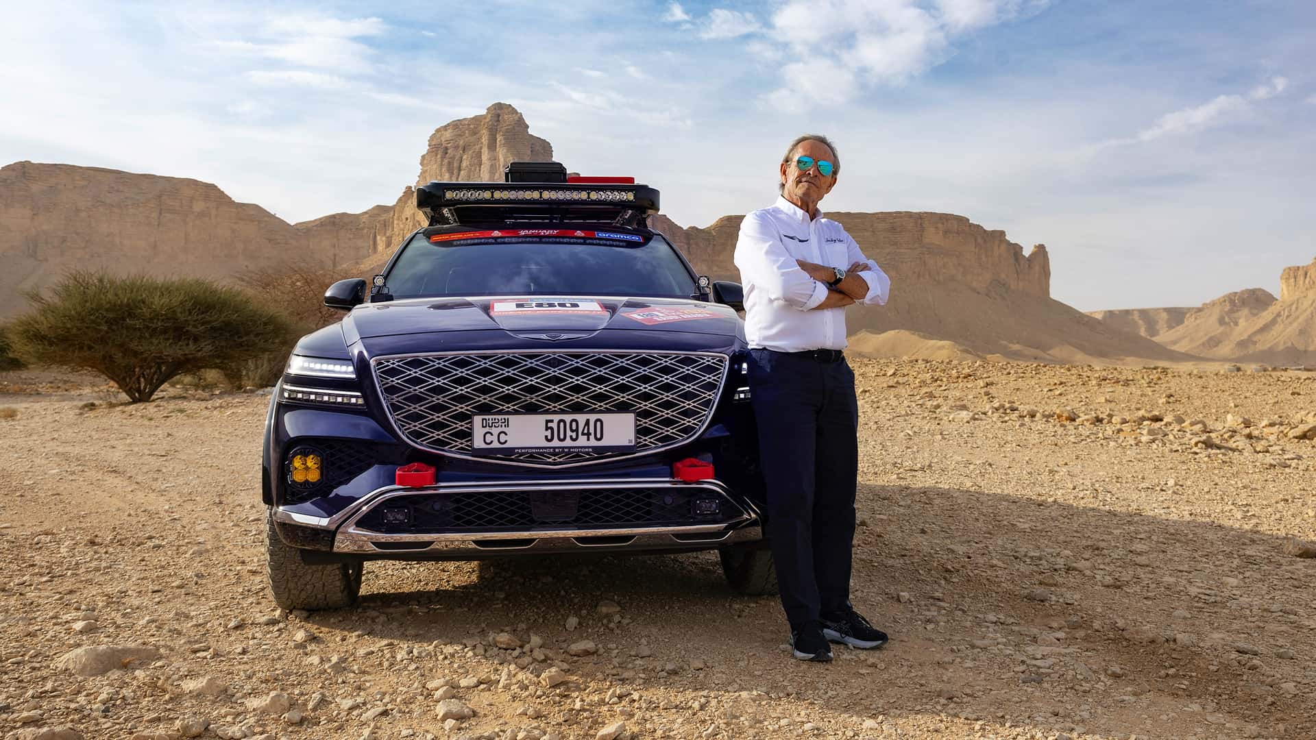 Jackie X Jackie X junto al Genesis GV80 Desert Edition.