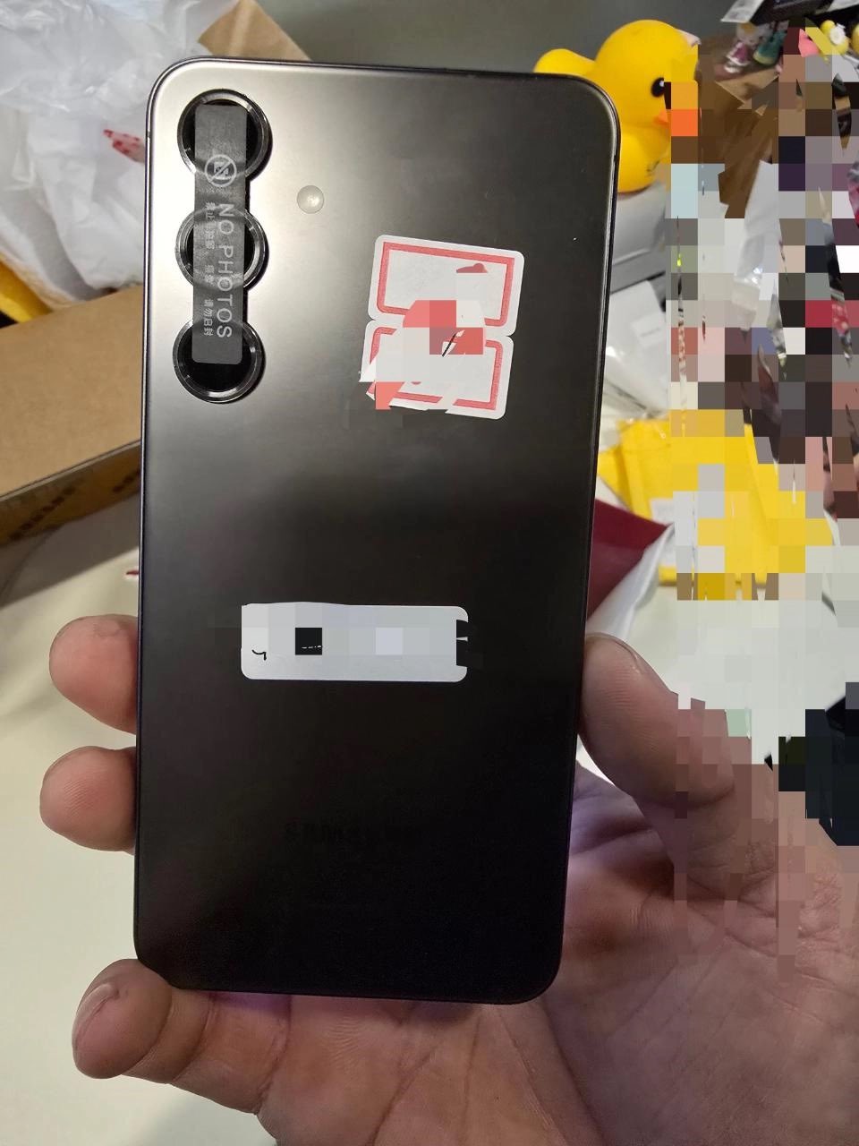 Una imagen privilegiada del Galaxy S25+ muestra el panel frontal derecho Una imagen privilegiada del Galaxy S25+ muestra el panel frontal derecho