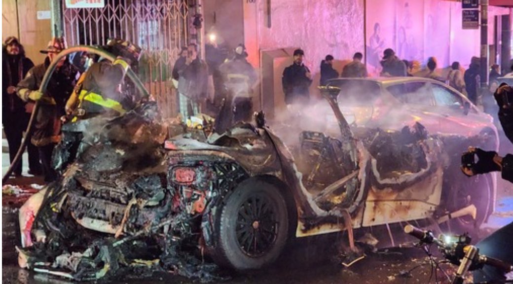 Atacan e incendian un robotaxi de Waymo en San Francisco