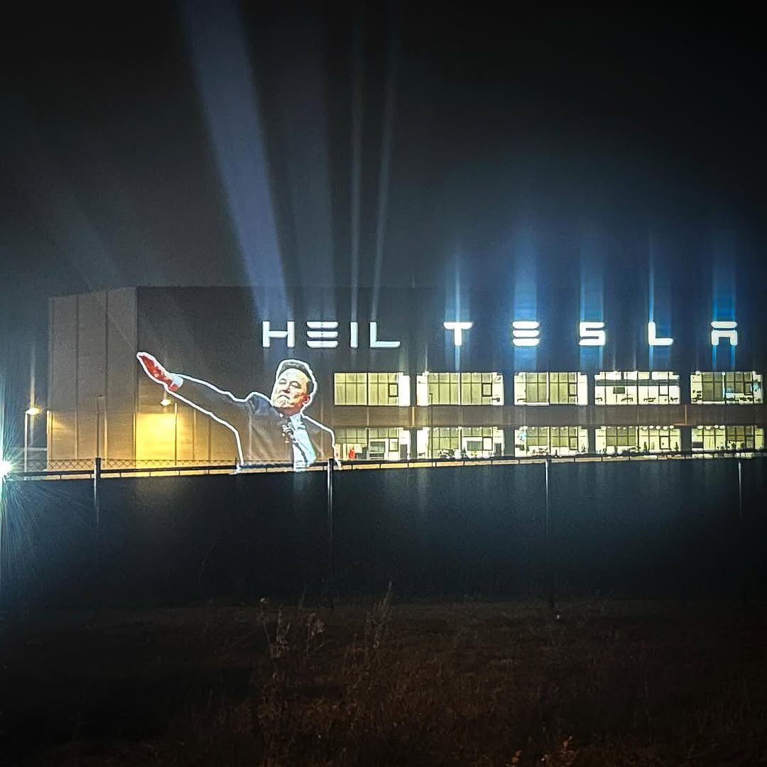 Ilon Musk en la fachada de la Gigafactoría de Tesla en Berlín-Brandeburgo La imagen de Ilon Musk de un saludo nazi