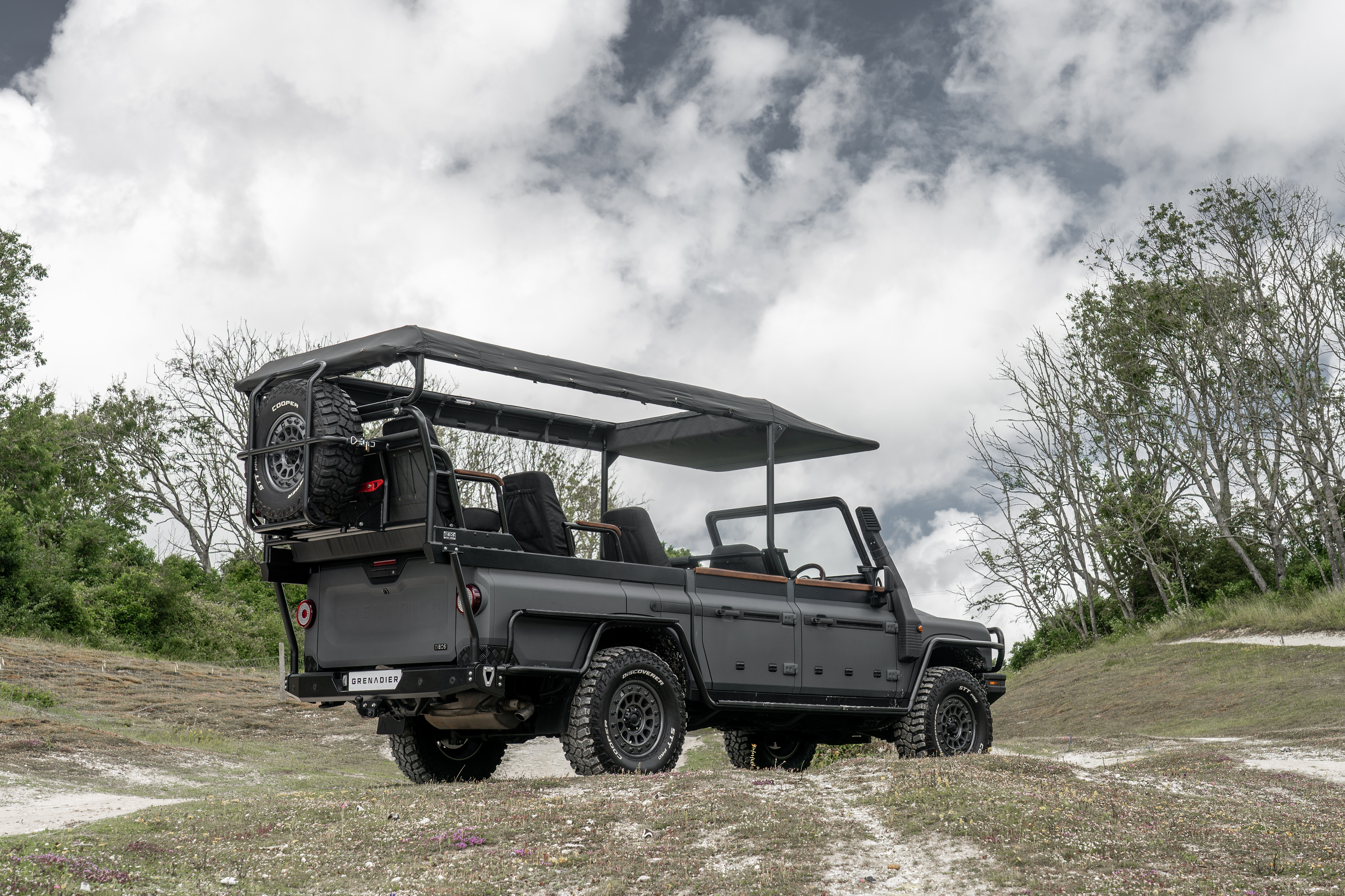 Vista lateral del Grenadier Game Viewer con asientos abiertos