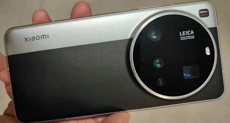 Smartphone Xiaomi 15 Ultra con diseño bicolor Foto del panel trasero del Xiaomi 15 Ultra