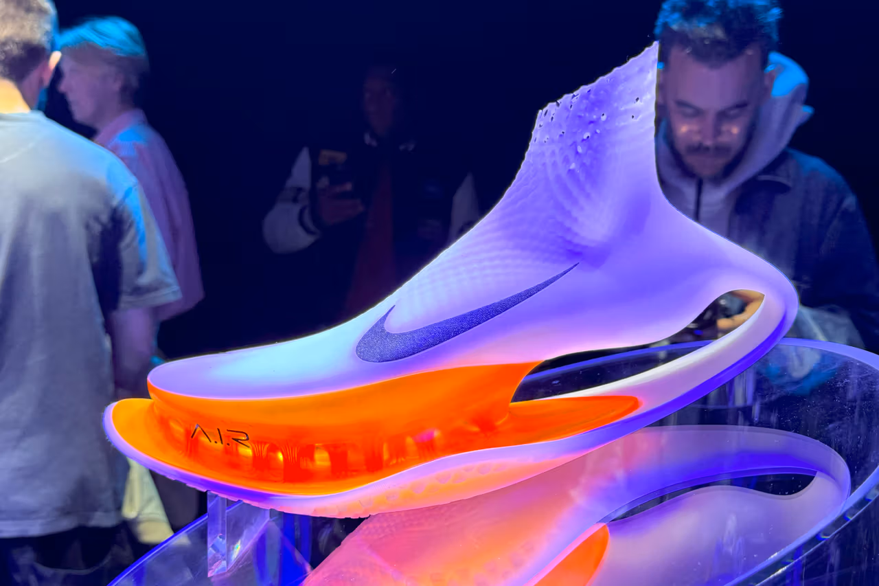 Nike ha utilizado la inteligencia artificial para desarrollar una colección de zapatillas A.I.R. para atletas profesionales de cara a los Juegos Olímpicos de París. Nike ha utilizado la inteligencia artificial para desarrollar una colección de zapatillas A.I.R. para atletas profesionales de cara a los Juegos Olímpicos de París.