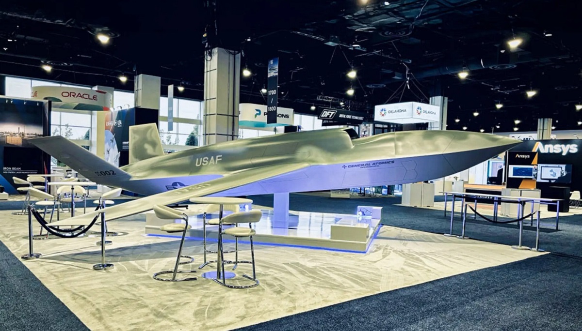 La empresa estadounidense General Atomics ha presentado un modelo a tamaño real de un avión de combate no tripulado "desechable". La empresa estadounidense General Atomics ha presentado un modelo a tamaño real de un avión de combate no tripulado "desechable".