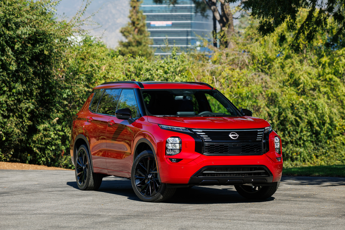 Vista frontal del Nissan Rogue PHEV 2026