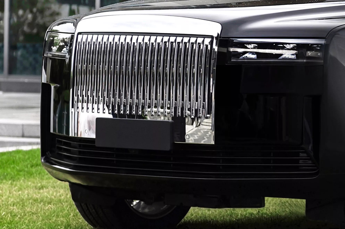 Parte trasera del SUV Dreame con puertas abatibles
