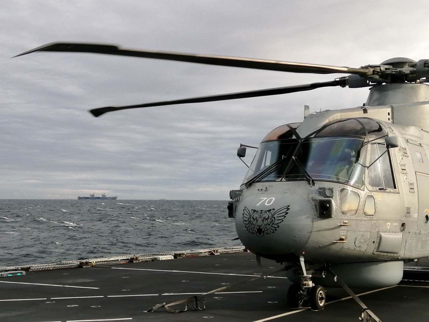 El portaaviones insignia HMS Queen Elizabeth, que transporta cazas de quinta generación F-35 Lightning II, llevó a cabo con éxito una serie de misiones de ataque simuladas frente a las costas de Noruega.-4 El portaaviones insignia HMS Queen Elizabeth, que transporta cazas de quinta generación F-35 Lightning II, llevó a cabo con éxito una serie de misiones de ataque simuladas frente a las costas de Noruega.-4