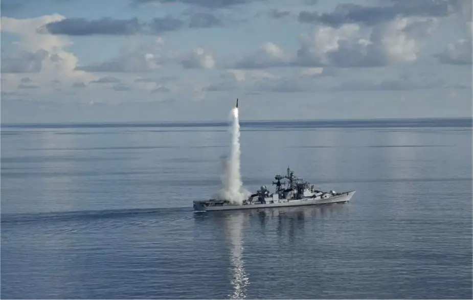 El destructor indio Rajput ha lanzado con éxito el misil supersónico de crucero BrahMos El destructor indio Rajput ha lanzado con éxito el misil supersónico de crucero BrahMos