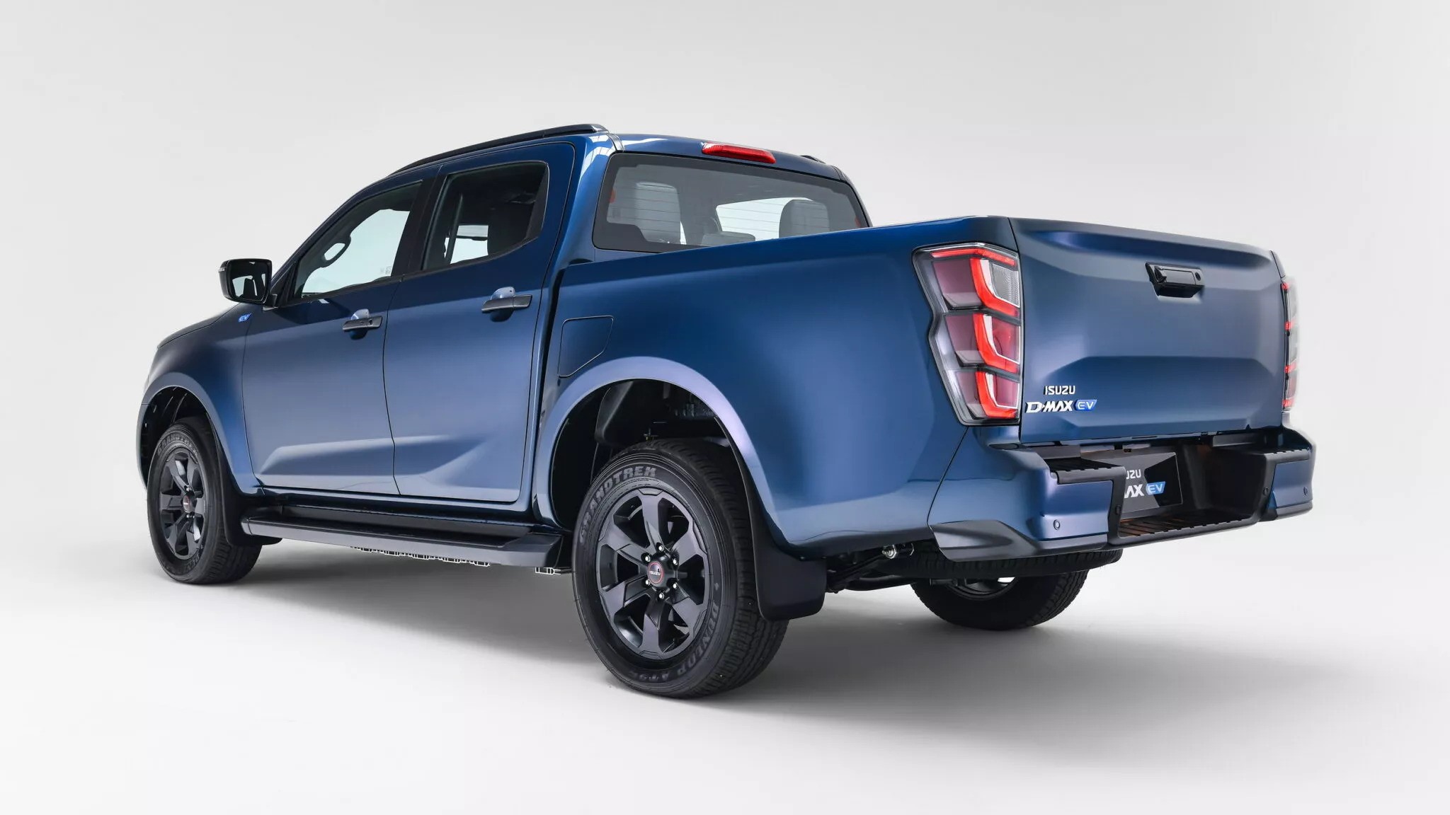 Imagen del Isuzu D-Max EV contra el fondo de la naturaleza Imagen del Isuzu D-Max EV contra el fondo de la naturaleza