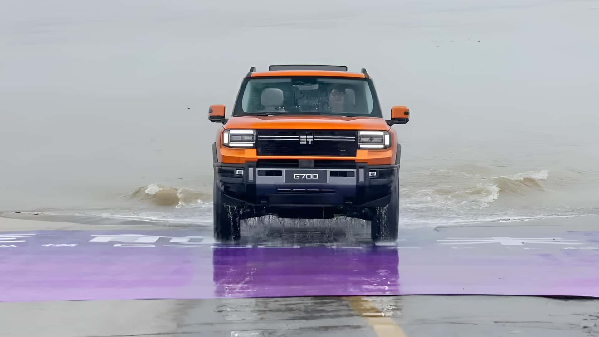 Jetour G700 en movimiento sobre el agua
