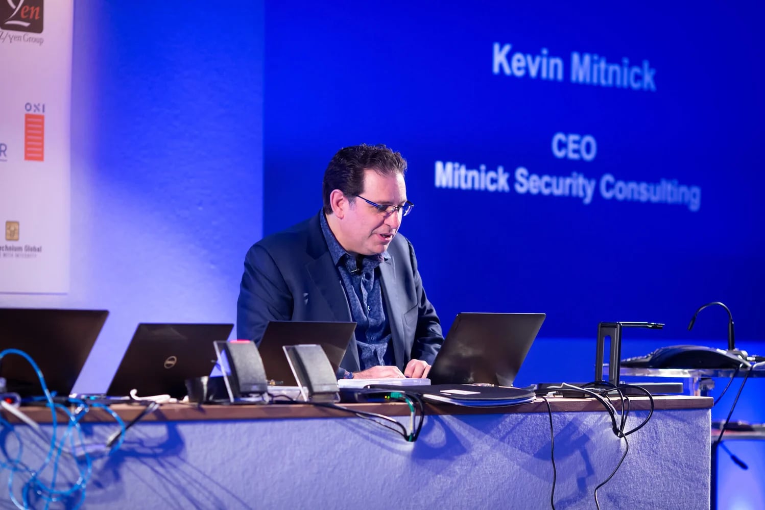 Kevin Mitnick pronuncia un discurso en el acto "Cyber Intrusion