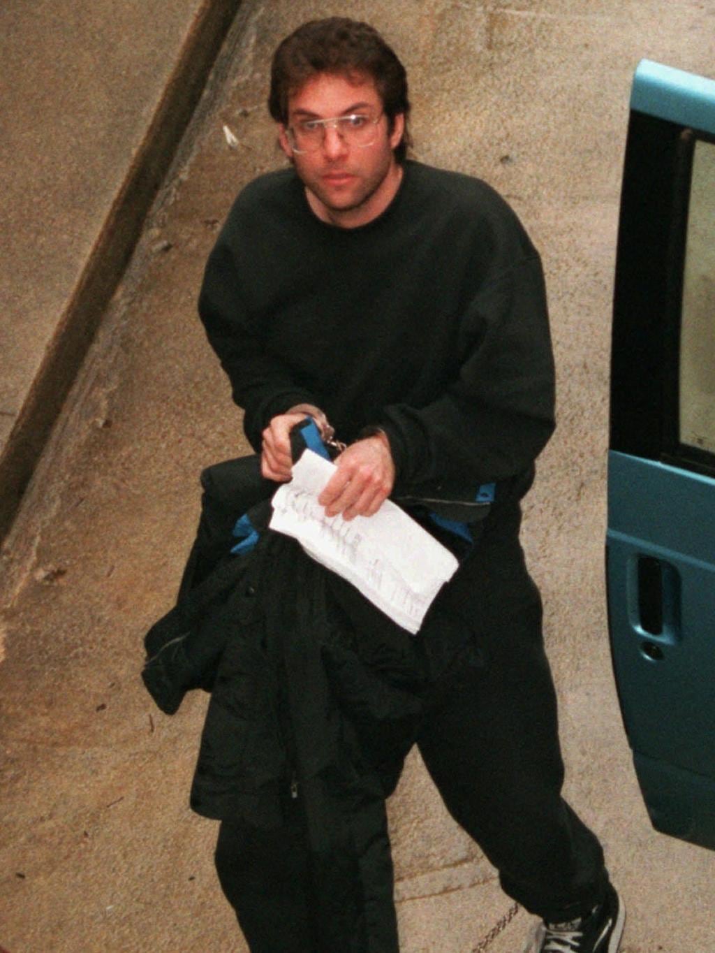 Kevin Mitnick entra esposado en el tribunal estadounidense tras su detención. Ilustración: Herald Sun
